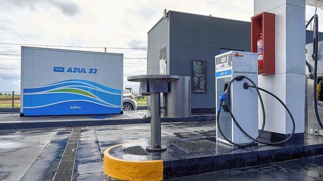 Azul 32 ya se carga por surtidor en 80 estaciones de servicio YPF