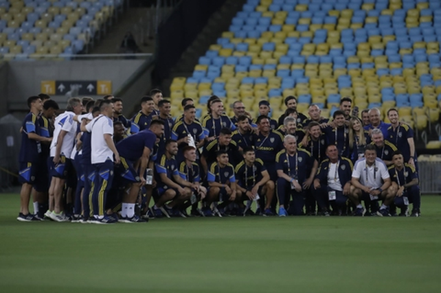 Toda la fe. La delegación de Boca Juniors posa con optimismo en el césped del Maracaná