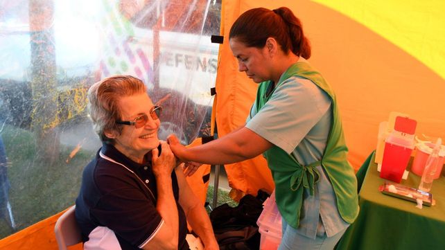 Se informan los lugares y horarios de vacunación para el martes 16