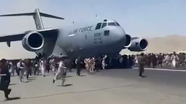 Horror en Afganistán: intentan huir aferrados a un avión y caen desde el aire