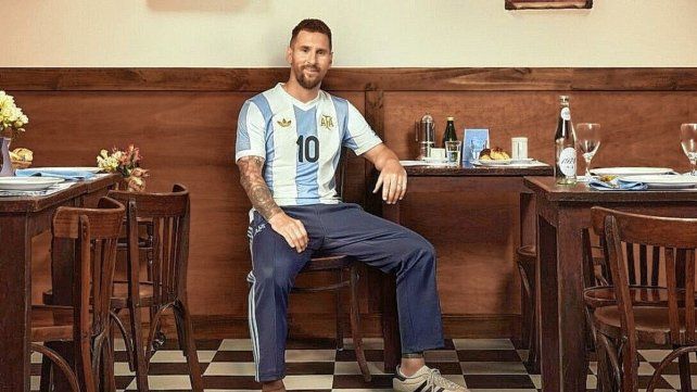 La Selección Argentina presentó su nueva camiseta retro.