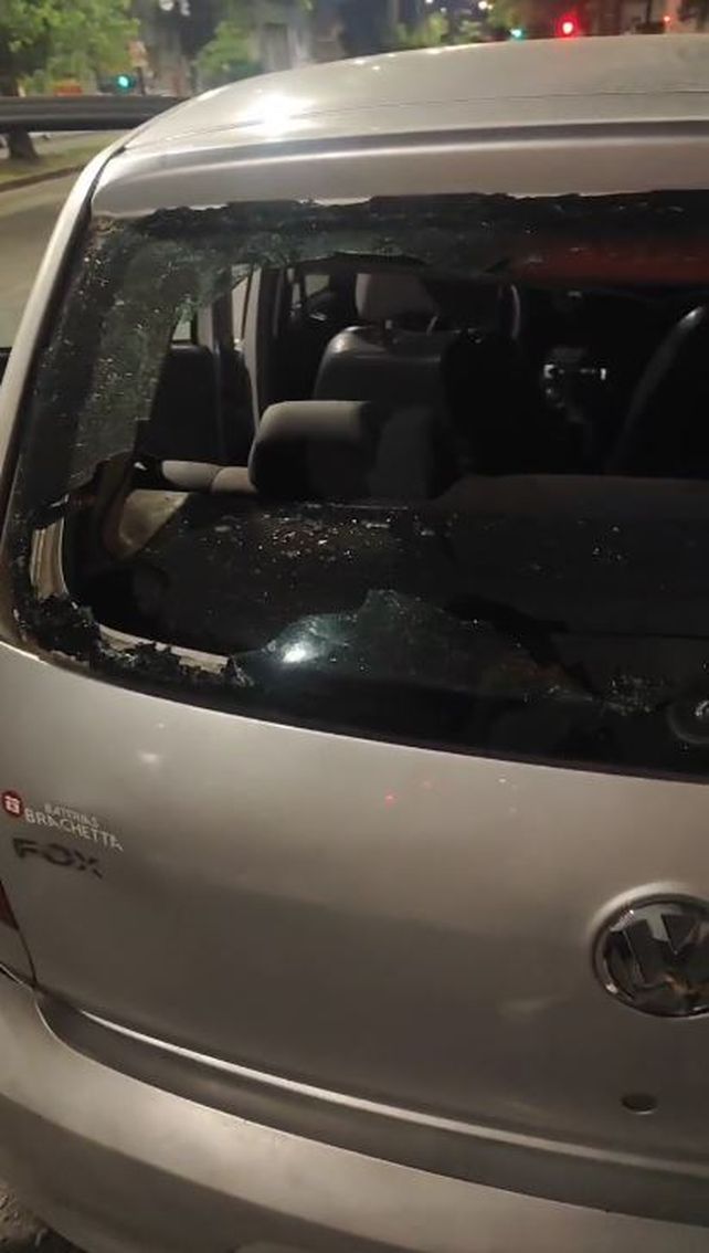 La luneta trasera de un auto de la comitiva de Central terminó destrozado. 