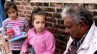 Una nena de 11 años le enseña a leer a su vecino de 59 que nunca pudo ir a la escuela