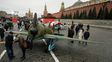 Aviones de combate soviéticos I-16 (al frente) y MiG-3 se exhiben en una muestra sobre un desfile militar de 1941 en la Plaza Roja, cuyos participantes se dirigieron directamente al frente para defender Moscú de las fuerzas nazis, en Moscú, Rusia, el viernes 7 de noviembre de 2025. (Foto AP/Pavel Bednyakov) Aviones de combate soviéticos I-16 (al frente) y MiG-3 se exhiben en una muestra sobre un desfile militar de 1941 en la Plaza Roja, cuyos participantes se dirigieron directamente al frente para defender Moscú de las fuerzas nazis, en Moscú, Rusia, el viernes 7 de noviembre de 2025. (Foto AP/Pavel Bednyakov)