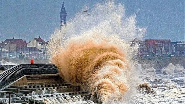 Ya son 300.000 los afectados por la tormenta Eunice en Reino Unido y Francia