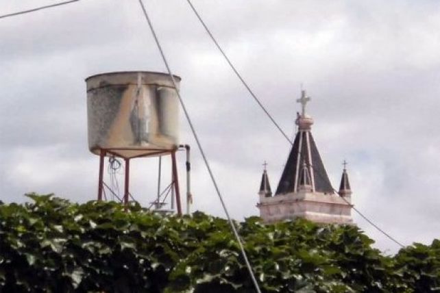Imagen de la Virgen en un tanque de agua causa conmoción en Carcarañá