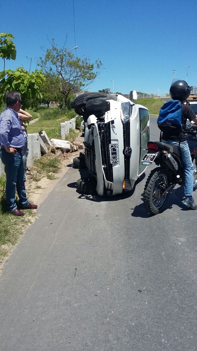 Los bloques de cemento evitaron que el auto siguiera hacia el arroyo Antoñico. Foto Policia de Entre Ríos.&nbsp;