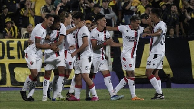 El festejo tras el gol leproso. Newells se vuelve de Uruguay con una sonrisa.