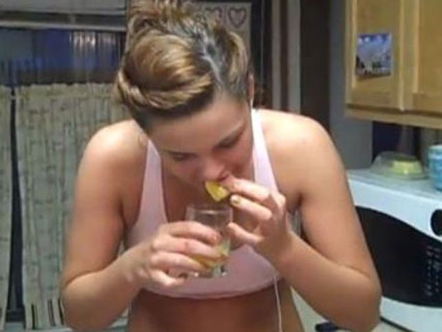 Peligrosa dieta: tragan algodón antes de comer pensando que no subirán de peso