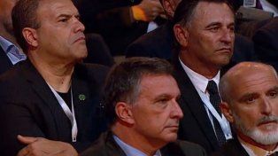 Ignacio Astore y Pablo Allegri, presidente y vice de Newells, en el sorteo de la Copa Sudamericana en Luque. El clásico iría el domingo 9.