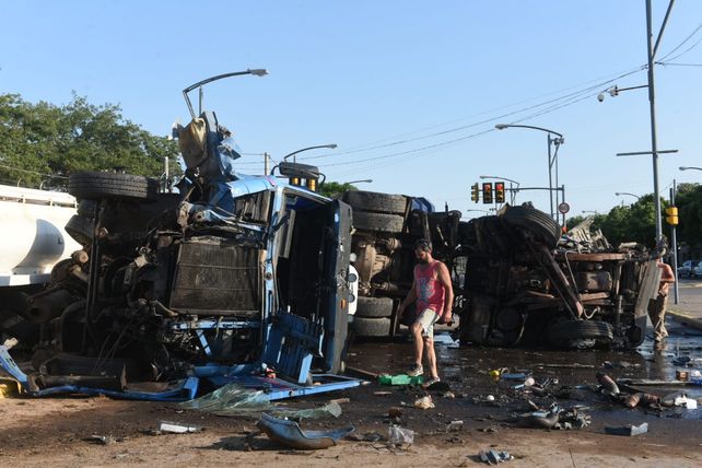 Dos camiones protagonizaron un impactante choque tras colisionar de frente en barrio Rucci
