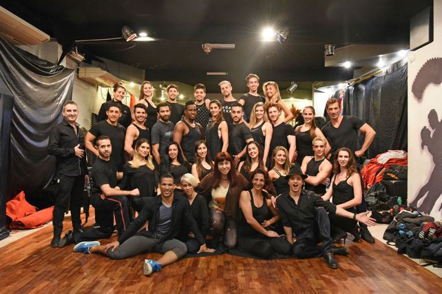 Hay equipo. Pecky Land en el centro de la escena junto con coreógrafos