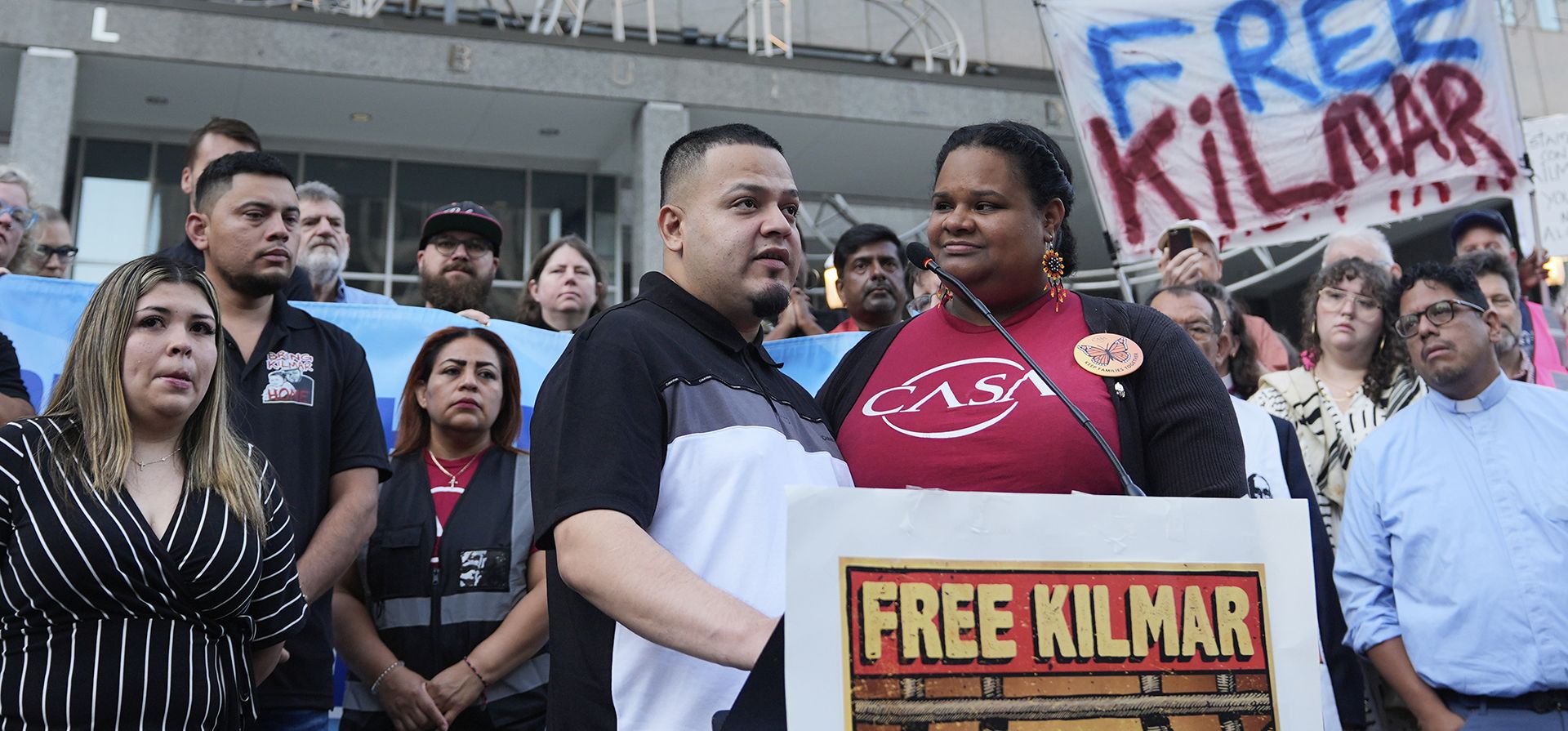 Jennifer Vásquez Sura y su esposo Kilmar Ábrego García, asisten a una manifestación de protesta en la oficina local del Servicio de Inmigración y Control de Aduanas (ICE) en Baltimore, el lunes 25 de agosto de 2025, en apoyo a Kilmar Ábrego García. (Foto AP/Stephanie Scarbrough) Jennifer Vásquez Sura y su esposo Kilmar Ábrego García, asisten a una manifestación de protesta en la oficina local del Servicio de Inmigración y Control de Aduanas (ICE) en Baltimore, el lunes 25 de agosto de 2025, en apoyo a Kilmar Ábrego García. (Foto AP/Stephanie Scarbrough)