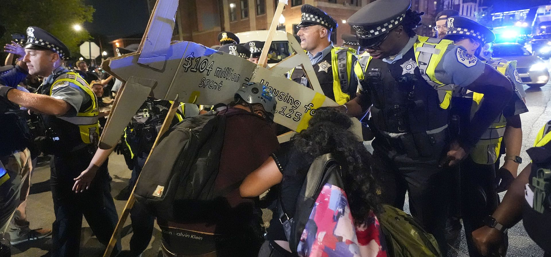 La policía moviliza a manifestantes durante una manifestación cerca de la Convención Nacional Demócrata el jueves 22 de agosto de 2024 en Chicago. (Foto AP/Alex Brandon) La policía moviliza a manifestantes durante una manifestación cerca de la Convención Nacional Demócrata el jueves 22 de agosto de 2024 en Chicago. (Foto AP/Alex Brandon)