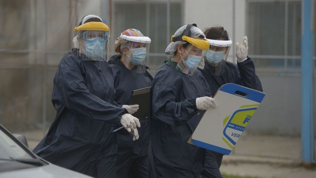 Agentes de salud realizando hisopados en el barrio Santa Luc&iacute;a.