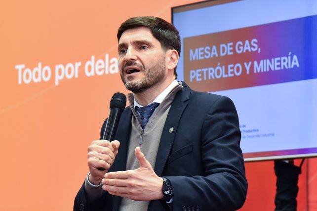El gobernador Maximiliano Pullaro obtuvo su reforma previsional en una jornada agitada.