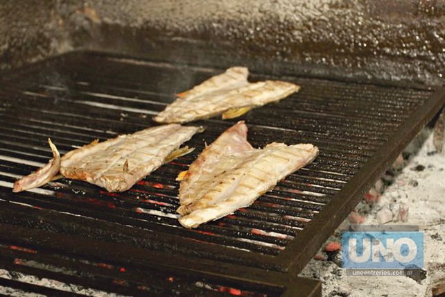 EN CIUDADES COSTERAS. El pescado asado se convirtió en el preferido por el turista; su forma de prepararlo es tradicional y característico. (Foto UNO/Diego Arias)