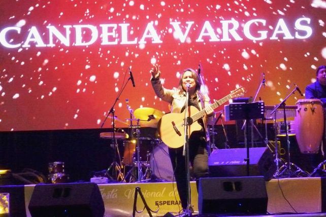 Candela Vargas con los bailarines Victoria y Facundo