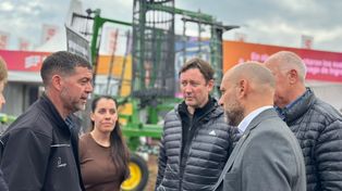 Durante la muestra, el senador Motta recorrió el predio junto al ministro de Desarrollo Productivo de Santa Fe, Gustavo Puccini, acompañando a las empresas participantes y destacando la importancia de la presencia santafesina en uno de los eventos más relevantes del sector.