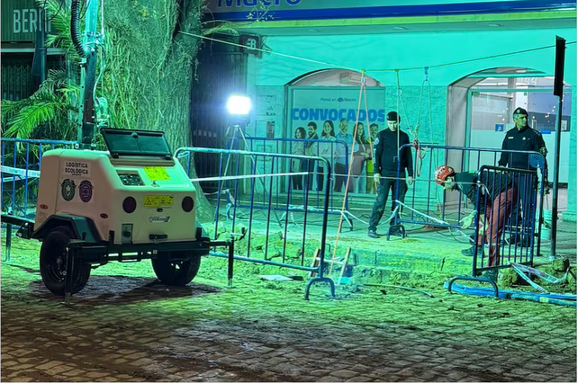 Rescatistas y bomberos trabajando en el túnel creado aparentemente para un robo bancario