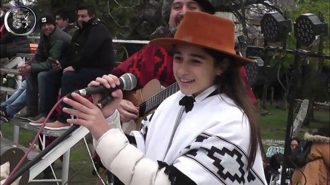 La joven folklorista dando un show&nbsp;