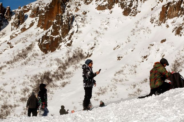 Cientos de turistas, muchos llegados de Brasil, colmaron Bariloche y su cerro Catedral