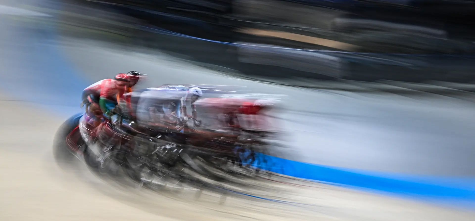 Los ciclistas compiten en la carrera eliminatoria masculina durante la primera jornada del Campeonato de Europa de Ciclismo en Pista de la UEC en el Omnisport indoor arena, Apeldoorn, Países Bajos. Fotografía: John Thys/AFP/Getty Image  