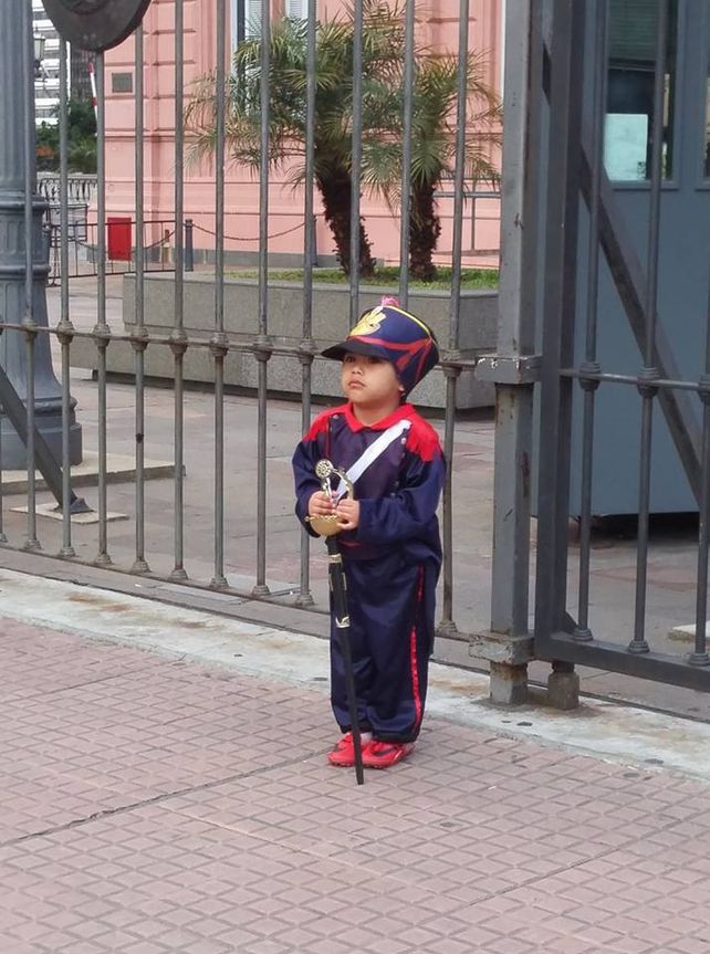 Le cumplieron el sueño al granaderito de Plaza de Mayo