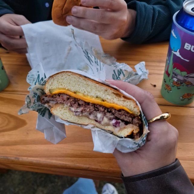 Muchas cadenas de hamburguesas unieron fuerzas para recortar gastos.