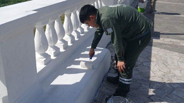 La Municipalidad de Santa Fe continúa con la limpieza de la arena, despeje de vegetación y trabajos de pintura