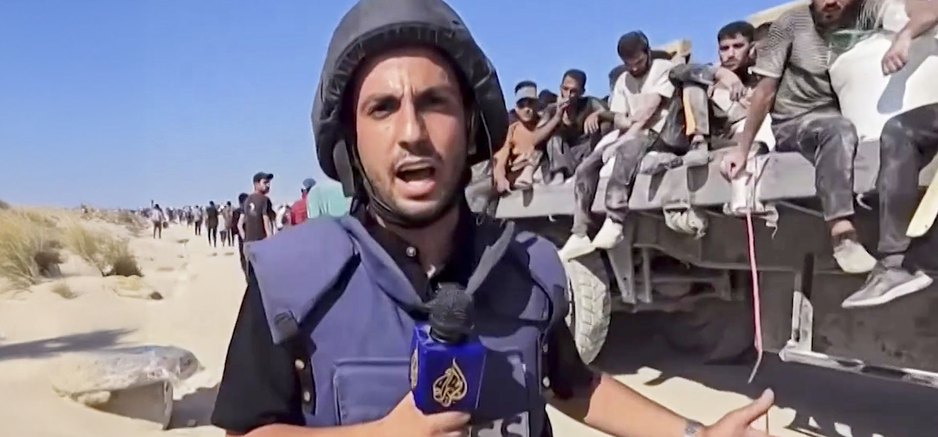 Una de las últimas imágenes del periodista de la televisión catarí Al Jazeera, Anas al-Sharif, informando desde Gaza. Al-Sharif y otros cuatro empleados de Al Jazeera murieron en un ataque con drones israelí contra su tienda de campaña en la ciudad de Gaza poco después de la medianoche del domingo. (Al Jazeera vía AP) Una de las últimas imágenes del periodista de la televisión catarí Al Jazeera, Anas al-Sharif, informando desde Gaza. Al-Sharif y otros cuatro empleados de Al Jazeera murieron en un ataque con drones israelí contra su tienda de campaña en la ciudad de Gaza poco después de la medianoche del domingo. (Al Jazeera vía AP)