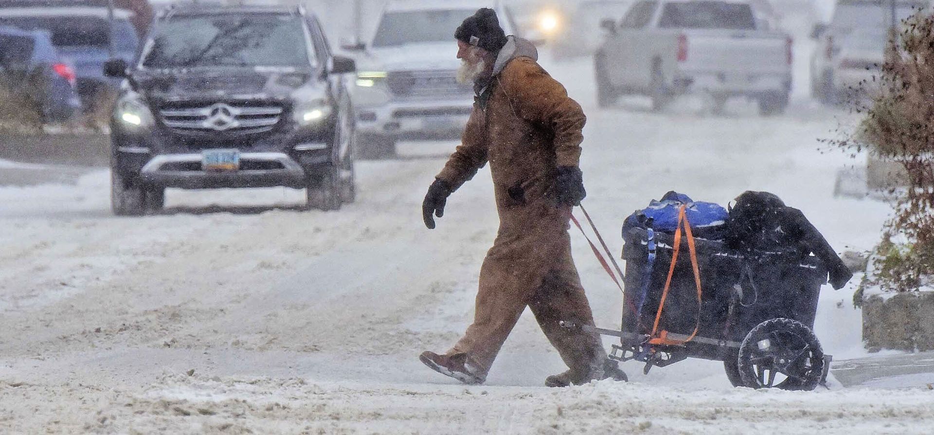 Un hombre arrastra un carro con su perro por Broadway Avenue mientras cae nieve en el centro de Bismarck, Dakota del Norte, el miércoles 20 de noviembre de 2024 por la mañana, en Bismarck, Dakota del Norte. (Tom Stromme/The Bismarck Tribune vía AP) Un hombre arrastra un carro con su perro por Broadway Avenue mientras cae nieve en el centro de Bismarck, Dakota del Norte, el miércoles 20 de noviembre de 2024 por la mañana, en Bismarck, Dakota del Norte. (Tom Stromme/The Bismarck Tribune vía AP)