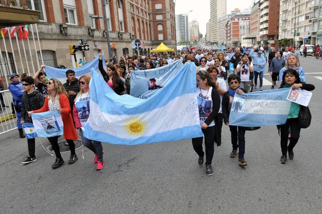 Familiares de tripulantes marcharon y exigieron la presencia de Macri