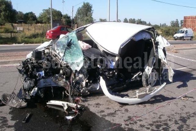 Una mujer volcó con su auto en la ruta 19 y está en grave estado