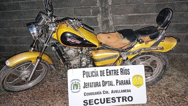 Fue a la policía porque no se animaba a manejar de noche, le retuvieron la moto