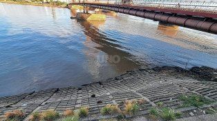 Laguna Setúbal, con la defensa de la costanera oeste nuevamente visible por la bajante del río Paraná.