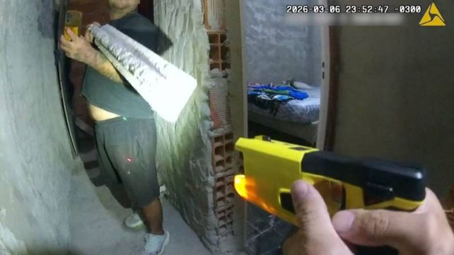 El momento del disparo de la pistola Taser.