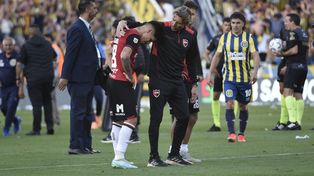 Gabriel Heinze consuela a Aguirre al final del encuentro en el Gigante.