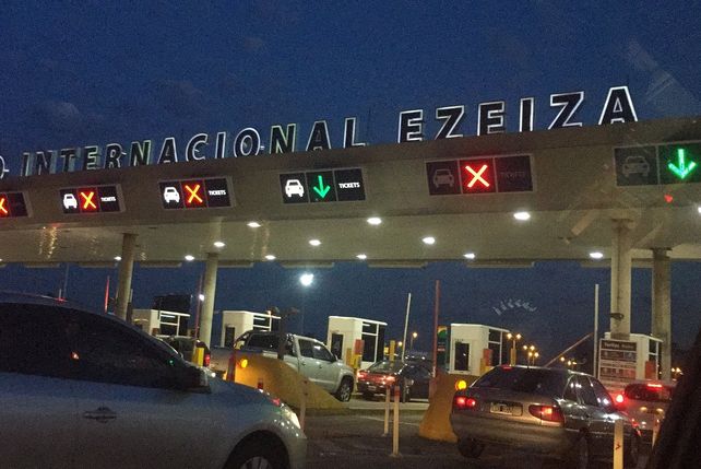 EZEIZA. Ingreso al aeropuerto de Ezeiza