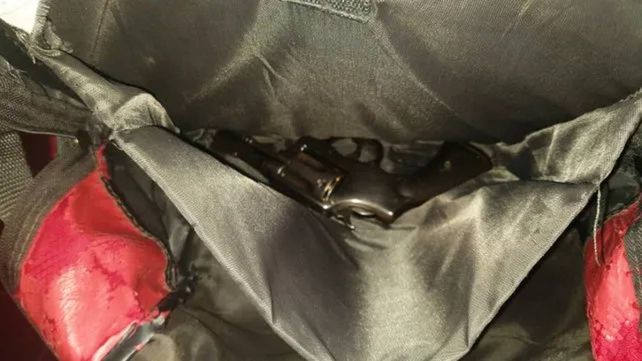 El arma es un revólver calibre 38 y estaba en la mochila del alumno de 16 años.