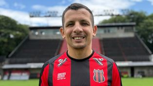 Emiliano Vecchio, con la camiseta de Defensores de Belgrano, el club de la Primera Nacional donde juega actualmente.