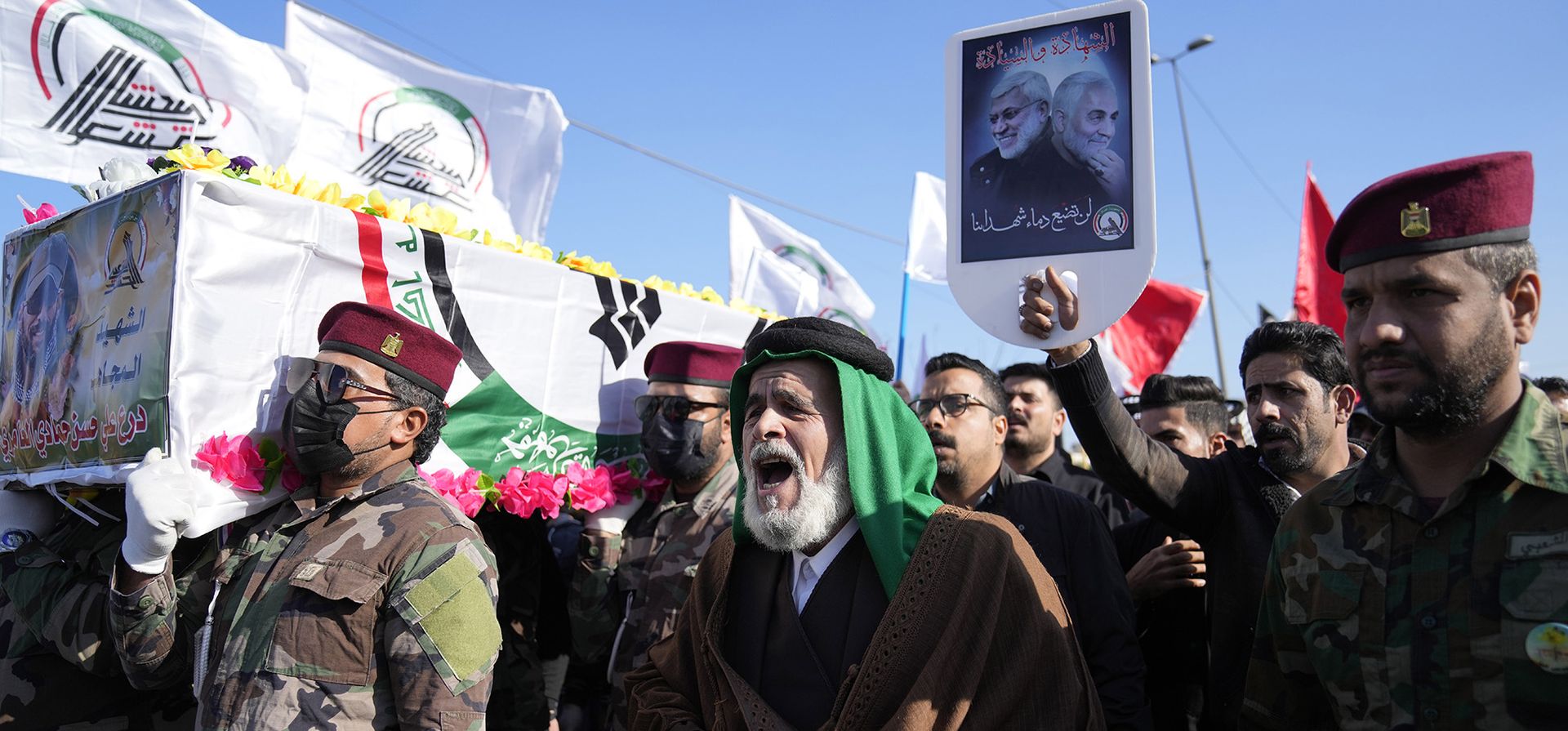 Miembros de un grupo militante chiíta iraquí llevan el ataúd de un combatiente de la milicia Kataib Hezbolá, que murió en un ataque aéreo estadounidense en la provincia de Babilonia, durante su funeral en Bagdad, Irak, el martes 26 de diciembre de 2023. (Foto AP/ Hadi Mizban) Miembros de un grupo militante chiíta iraquí llevan el ataúd de un combatiente de la milicia Kataib Hezbolá, que murió en un ataque aéreo estadounidense en la provincia de Babilonia, durante su funeral en Bagdad, Irak, el martes 26 de diciembre de 2023. (Foto AP/ Hadi Mizban)