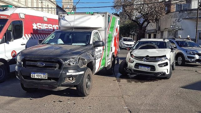 El accidente en barrio Mariano Comas fue protagonizado por un auto y una ambulancia que llevaba un paciente