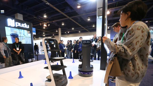 Mozos del futuro. Robots chinos Pudu que llevan la comida a la mesa.