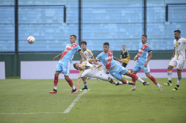 Ruben marca el empate en cancha de Arsenal. Para Somoza también es el 9 titular.