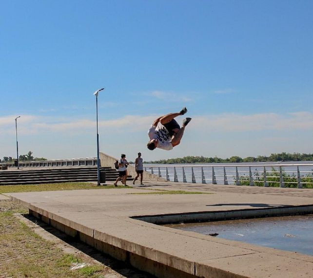 Imponente. Cuando se pod&iacute;a entrenar en la Costanera paranaense Maximiliano Llanes demostraba todo su talento