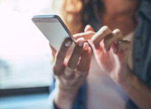Condenan a un año de cárcel a una mujer que le reviso el celular al marido
