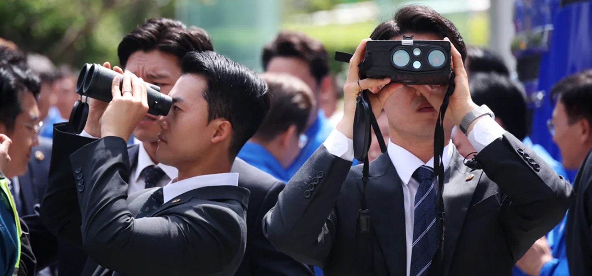 El personal de seguridad monta guardia mientras Lee Jae-myung, el candidato presidencial del Partido Demócrata de Corea del Sur, llega a un mitin de campaña electoral, Seúl, Corea del Sur. Fotografía: Kim Hong-Ji/Reuters El personal de seguridad monta guardia mientras Lee Jae-myung, el candidato presidencial del Partido Demócrata de Corea del Sur, llega a un mitin de campaña electoral, Seúl, Corea del Sur. Fotografía: Kim Hong-Ji/Reuters