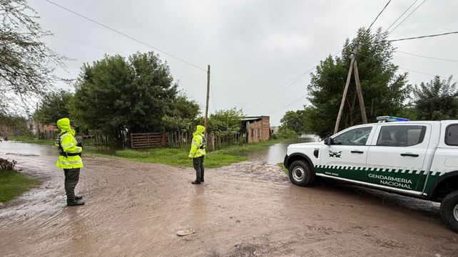 Hay más de 400 evacuados por inundaciones en Corrientes. En San Luis del Palmar cayeron más de 400 mm en pocas horas. Monitorean crecidad del Uruguay y Paraná&nbsp;