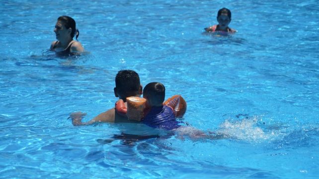 Ante la ola de calor de año nuevo, cientos de rosarinos se volcaron a La Florida y las piletas del parque Alem